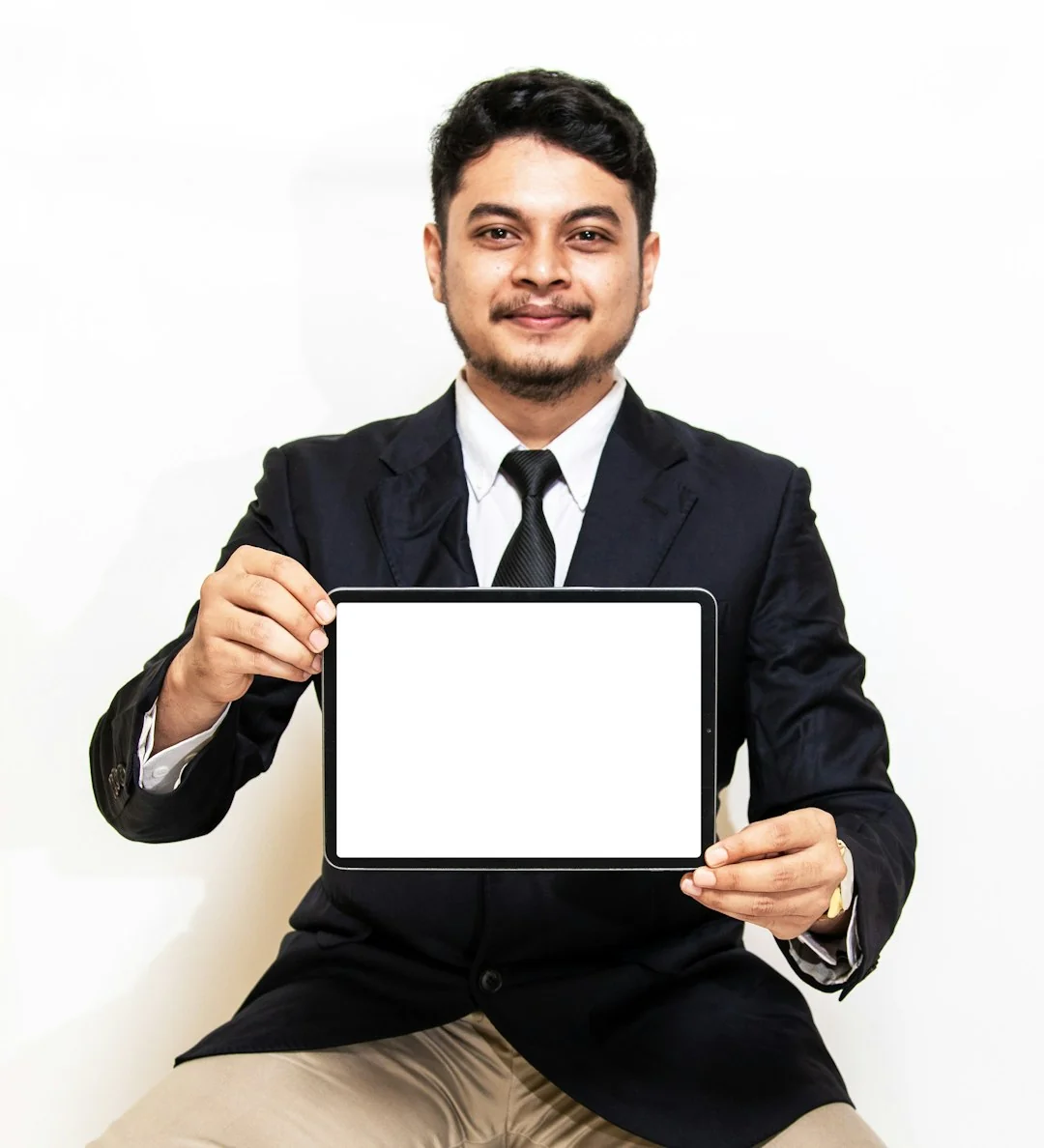 Une tablette affichant un site web financier, accompagnée d’un clavier et d’une souris blancs. Idéal pour des images de stock sur le thème de la technologie.